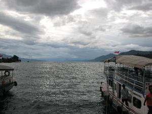 Met de boot over het Tobameer naar Samosir