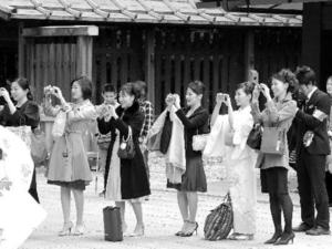 Tokyo - Toeschouwers bruiloft bij Meiji-jingu tempel