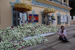 Bloemen ter nagedachtenis van koning Sihanouk