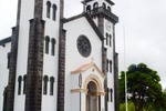 Kerk in Furnas pittoresk en groen dorpje 