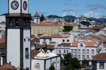Uitzicht op 3 kerken vanaf de toren van het stadhuis in Ponta Delgada