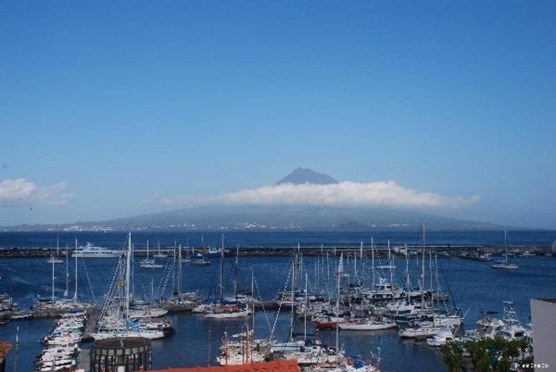 Uitzicht op Pico over de haven van Faial