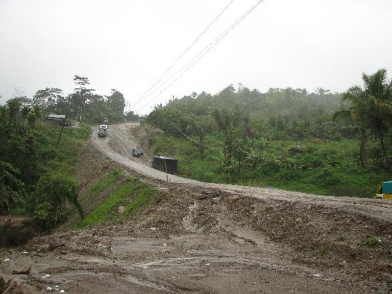 Trans-Sumatran ''Highway'', oponthoud door bus met pech.