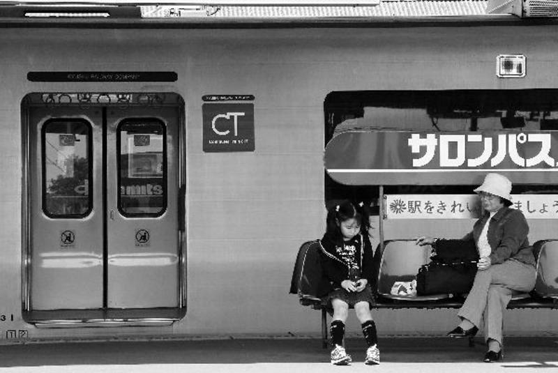 Tosu - Oma en kleindochter op station