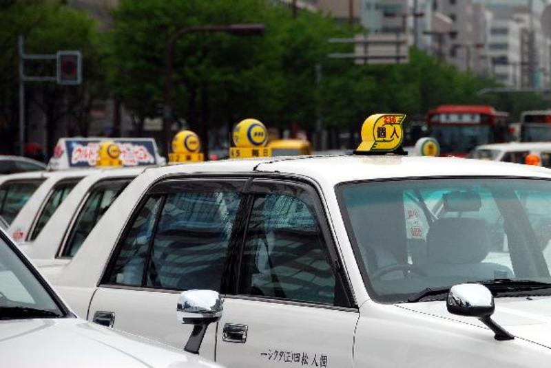 Fukuoka - Taxi's op de Sumyosho Dori