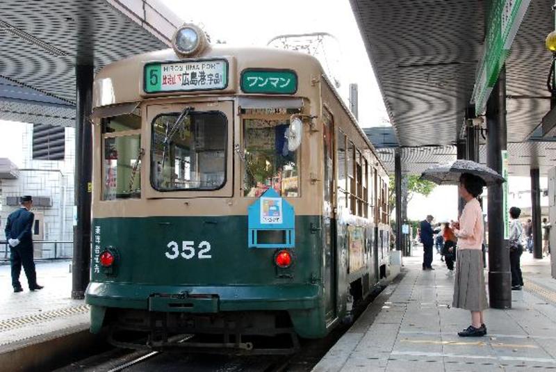 Hiroshima - Tram op het stationsplein