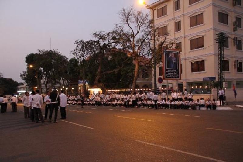 's Ochtends vroeg de stad uit langs afgezette straten vanwege crematie Koning Sihanouk