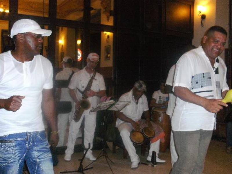  in Bar Monserrata in Havana zeergoed