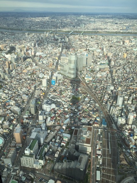 Uitzicht over Tokyo vanuit Tokyo Skytower met schaduw vd Skytower over Tokyo.