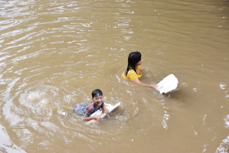 Kinderen zwemmen in de saigon rivier 