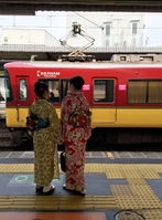 Dames op station Japan Djoser