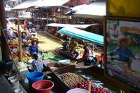 Drijvende markt Damnoen Saduak Thailand Djoser