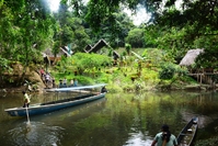 Ecuador jungle ecolodge (mensen, boot, water, hutjes)