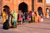 Kleurrijke wachtrij voor Rode Fort Delhi India Djoser 
