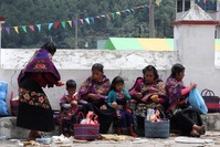 Lokale vrouwen verkopen waren in Zinacatan Mexico