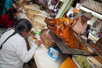 Eten op de markt in Ecuador