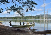 Boot op het Brokopondomeer Suriname