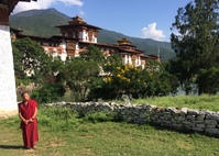 Punakha dzong met monnik Bhutan Djoser