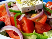 Griekse salade eten