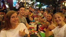 Family groep eten street food Thailand