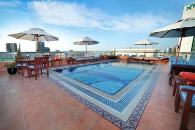 Center Point Hotel zwembad Raviz Dubai