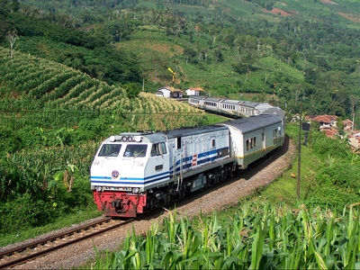 Indonesie trein vervoersmiddel rondreis Djoser Family 