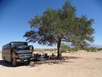 Truck picknick langs de weg Namibië Djoser
