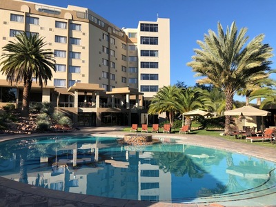 Zwembad Safari Court Hotel Windhoek Namibië Djoser