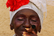 Vrouw met een Cubaanse sigaar