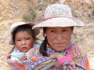 Vrouw met kind uit regio Arequipa