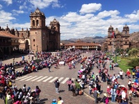 Cusco Plaza del Armas plein Djoser