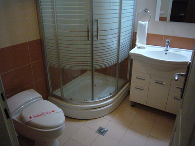 Iran hotel overnachting kamer badkamer Djoser 