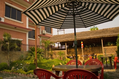 Djoser Nepal Hotel Lumbini Ananda Inn Buiten overnachting accommodatie 