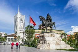 Standbeeld Tirana Albanië