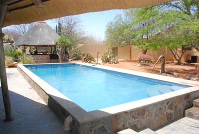 Oppie Koppie Lodge zwembad Kamanjab Namibië