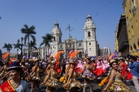Dansende dames op het Plaza des Armas in Lima