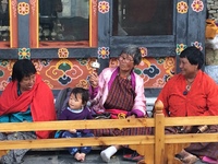 Bhutanen in traditionele kledij Thimphu Bhutan Djoser