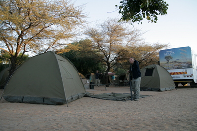 Opzetten tent en truck Namibië Djoser