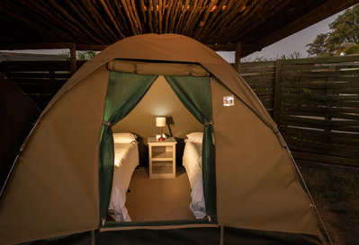 Tent met bedden Shearwater Explorers Village Camp Vic Falls Zimbabwe Djoser