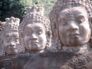 Angkor Thom - entreestraat met hoofden