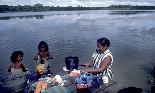 Surinamerivier - bosnegervrouw aan de was