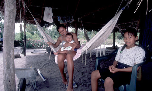 Galibi – indianenvrouw met kind in hangmat