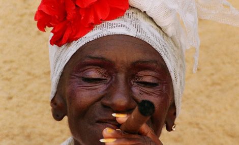 Vrouw met een Cubaanse sigaar
