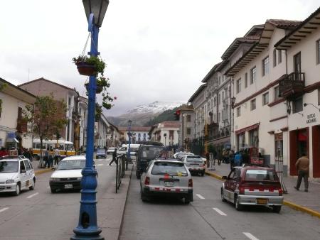 De stad met de besneeuwde Andes op de achtergrond
