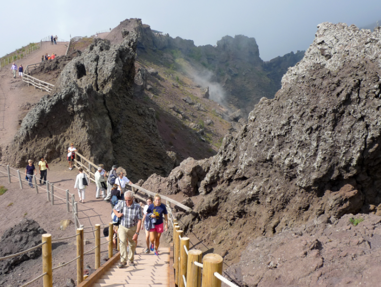 Mensen wandelen terug van de krater Vesuvius Italië Djoser